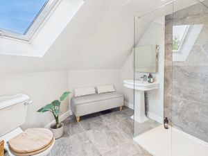 Master ensuite- click for photo gallery